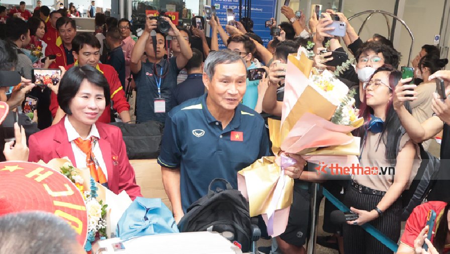 HLV Mai Đức Chung nói lời xúc động, nghẹn ngào với sự đón tiếp khi trở về sau World Cup