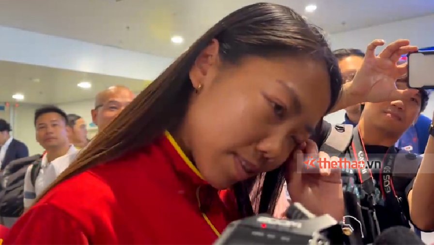 Huỳnh Như rơi nước mắt: 'Không nghĩ đông CĐV chào đón chúng tôi trở về đến vậy'