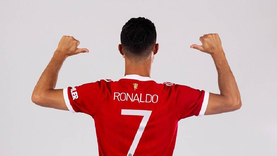 Ronaldo 'lột' áo số 7 của Cavani ở MU