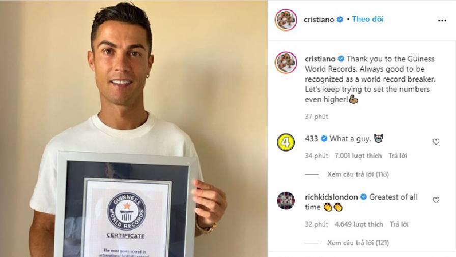 Ronaldo rạng rỡ khoe chứng nhận Guinness cho kỷ lục ghi bàn ở cấp độ ĐTQG