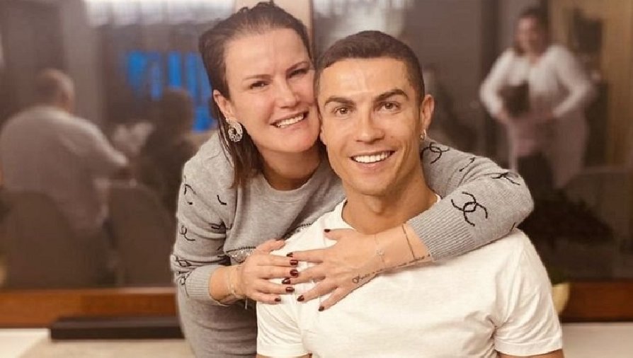 Chị gái Ronaldo ngầm cà khịa Messi: ‘Tự giành lấy QBV chứ đừng được bố thí’
