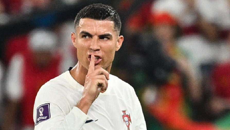 Ronaldo phủ nhận tỏ thái độ với HLV Santos vì bị thay ra sớm