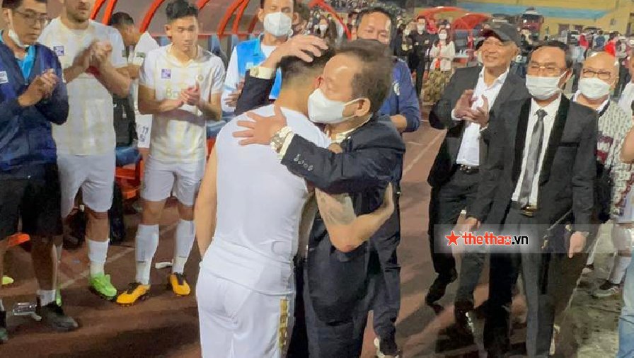 Quang Hải ôm bầu Hiển khóc nấc sau trận cuối khoác áo CLB Hà Nội ở V.League 2022