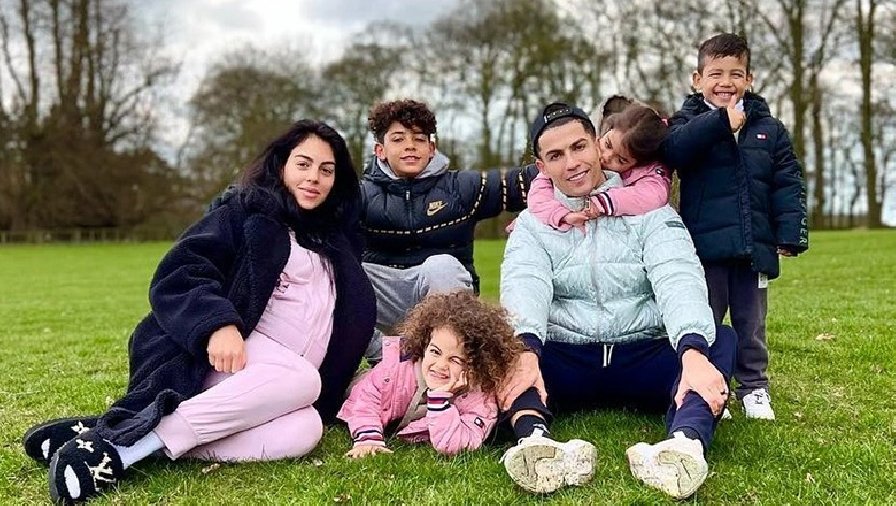 Ronaldo đăng ảnh gia đình sau khi vắng mặt ở trận MU vs Leicester