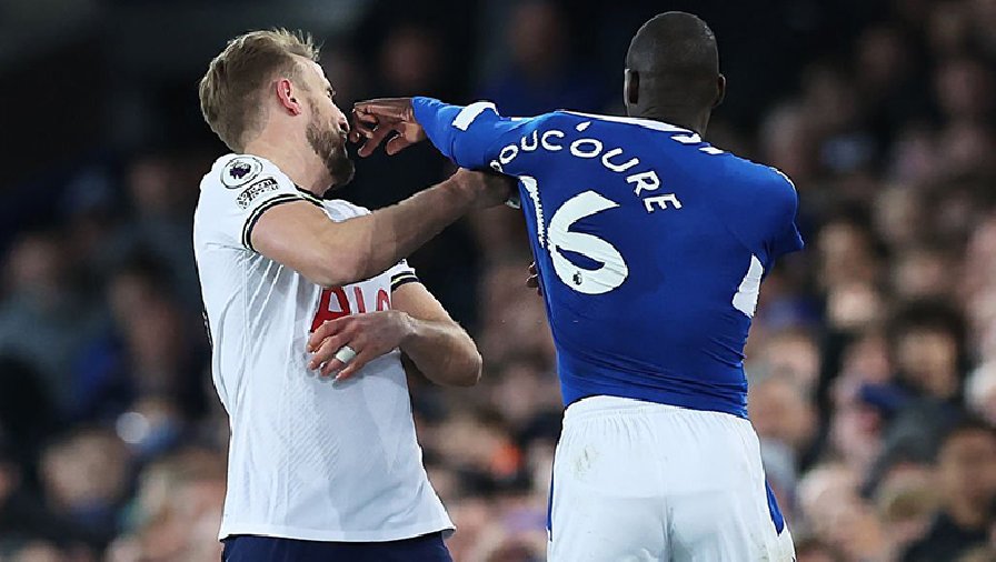 CĐV gọi Harry Kane là ‘kẻ lừa đảo’ trong tình huống cầu thủ Everton nhận thẻ đỏ