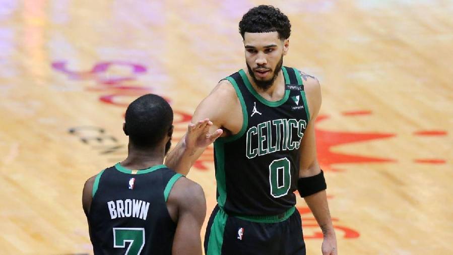2 trụ cột Boston Celtics tự gây chấn thương cho nhau