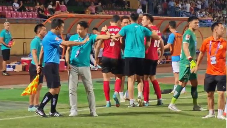Việt Anh to tiếng với trọng tài, suýt 'tẩn' cả bạn thân Văn Toàn ở trận CAHN vs Nam Định