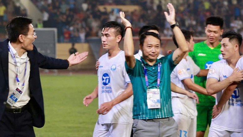HLV Nam Định vẫn chưa dám nghĩ đến chức vô địch dù bỏ xa Hà Nội FC