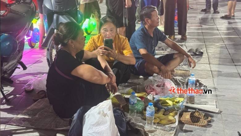 Người dân mang gà luộc, đồ ăn xếp hàng xuyên đêm để chờ mua vé chung kết VTV Cup 2025