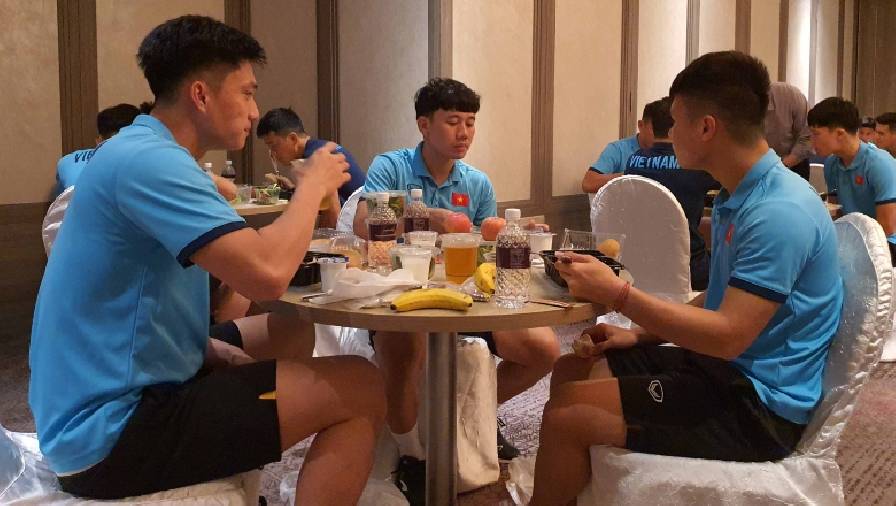 'Cầu thủ Việt Nam gặp khó khăn vì không được ăn thịt lợn'