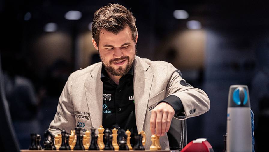 Carlsen dẫn trước ở trận tranh ngôi vua cờ với ván đấu kỷ lục