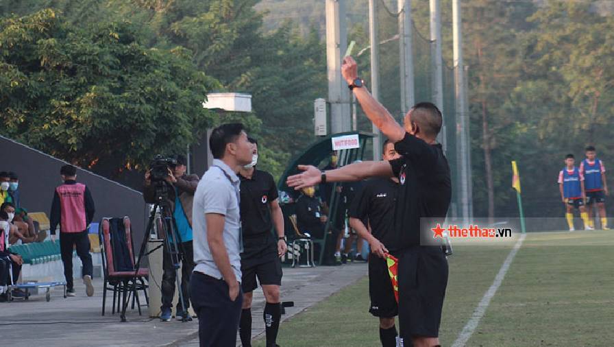 HLV Bảo Khanh giật khẩu trang, cãi tay đôi với trọng tài ở trận U21 Viettel thua Nutifood