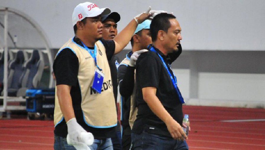 Các CĐV Indonesia lại tràn xuống sân gây bạo loạn, tấn công cả sếp lớn Liên đoàn