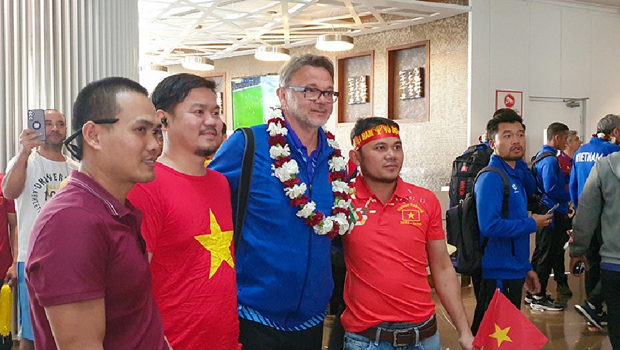 ĐT Việt Nam đặt chân tới Qatar sau 12 tiếng di chuyển, được đón tiếp nồng hậu tại sân bay