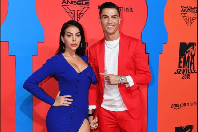 Bạn gái Ronaldo gây sốt mạng xã hội với album ảnh diện bikini nóng bỏng