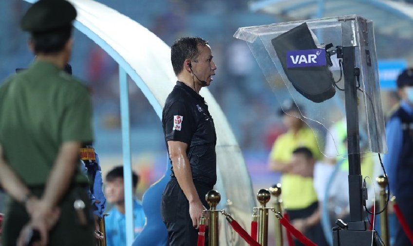Vì sao VAR ở sân Vinh 'vô dụng', không thể xác định cầu thủ Nam Định việt vị hay chưa?