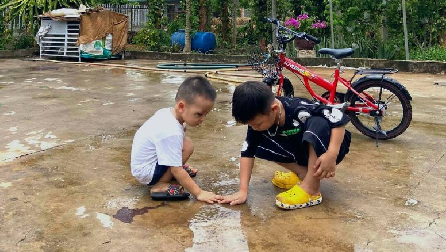 Trương Đình Hoàng mang hai nhóc tì về thăm quê nội tại Đắk Lắk