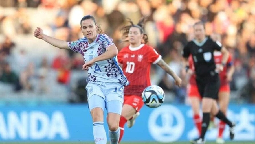 Cầu thủ nữ Tây Ban Nha đá phản lưới nhà từ giữa sân, sau đó ghi bàn chuộc lỗi
