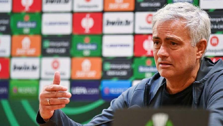 Mourinho: Roma bị từ chối 2 quả penalty rõ ràng, trọng tài cúp C3 quá tệ