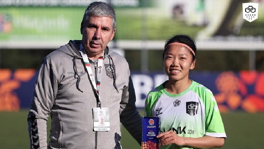 Huỳnh Như nhận giải Cầu thủ xuất sắc nhất trận đấu của Lank FC với 2 bàn và 1 kiến tạo