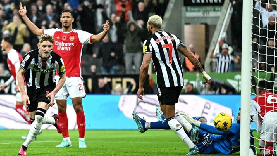 Tại sao VAR công nhận bàn thắng của Newcastle trước Arsenal?