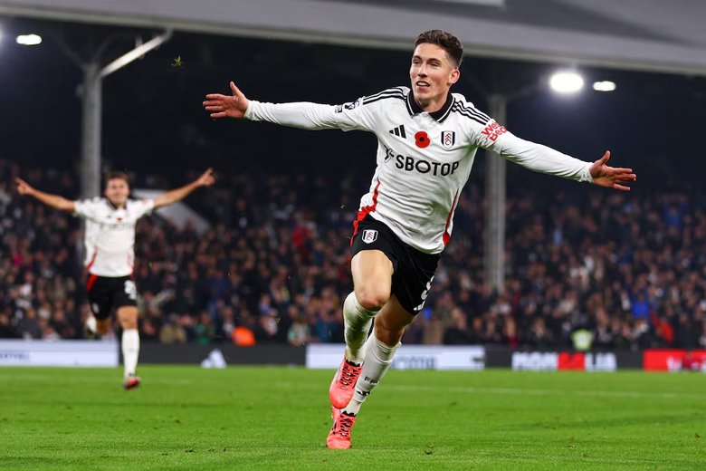 Fulham ngược dòng trong 5 phút bù giờ, vượt mặt MU trên BXH Ngoại hạng Anh