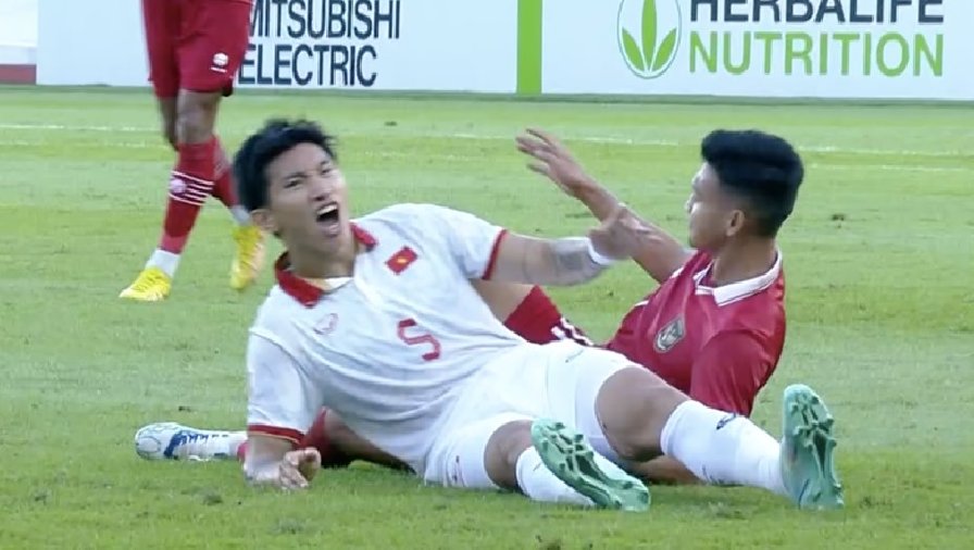 CĐV Indonesia tố trọng tài thiên vị Việt Nam, Văn Hậu đáng nhận thẻ đỏ vì chơi 'kungfu'