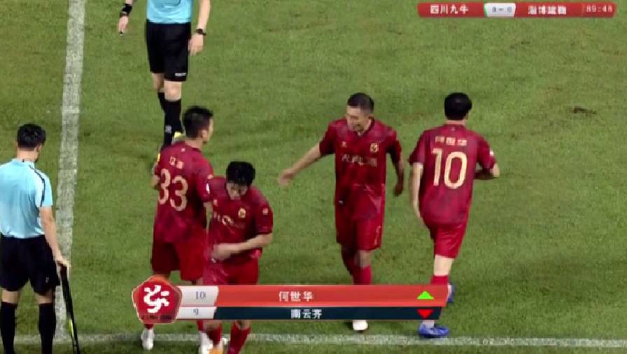 Chủ tịch CLB Trung Quốc ra sân ở trận đấu chính thức