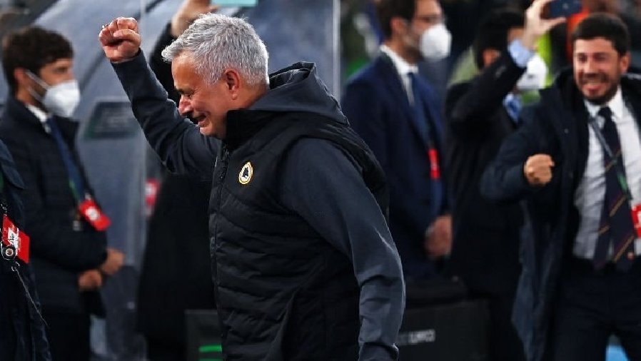 Mourinho khóc nức nở trong ngày lập kỷ lục cùng AS Roma 
