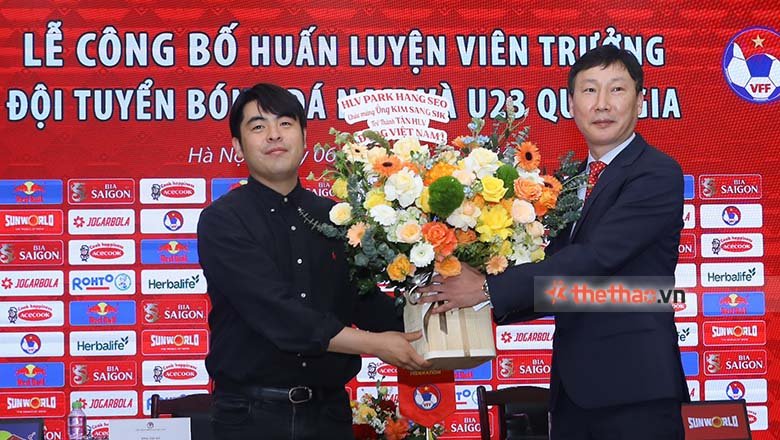 HLV Park Hang Seo tặng hoa chúc mừng ông Kim Sang Sik