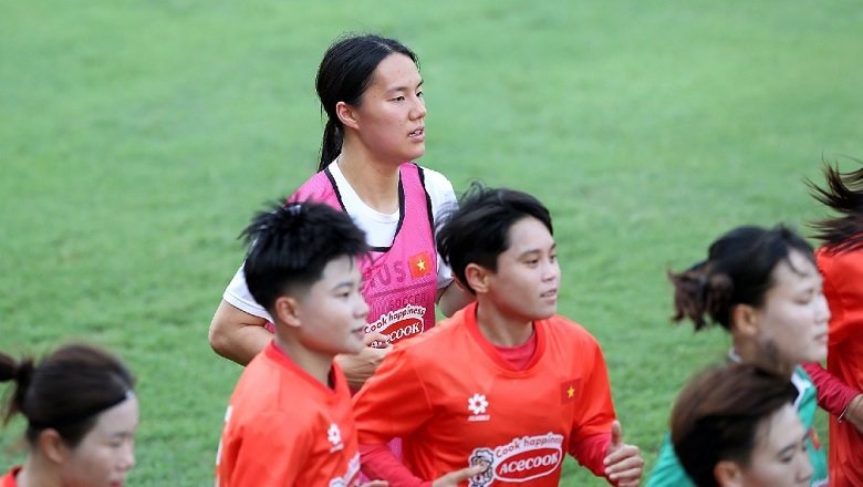 Sao Việt kiều bất ngờ xuất hiện trong ngày ĐT nữ Việt Nam hội quân