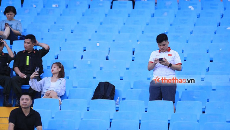 Sân Mỹ Đình vắng khán giả bất ngờ trong ngày ra mắt của HLV Kim Sang Sik 