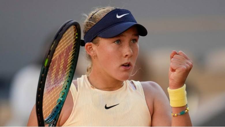 Tay vợt 17 tuổi gây sốc ở Roland Garros, hạ số 2 thế giới Sabalenka để vào bán kết