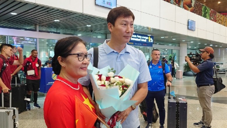 CĐV nhuộm đỏ sân bay, ĐT Việt Nam thêm khí thế 'săn hổ' Mã Lai