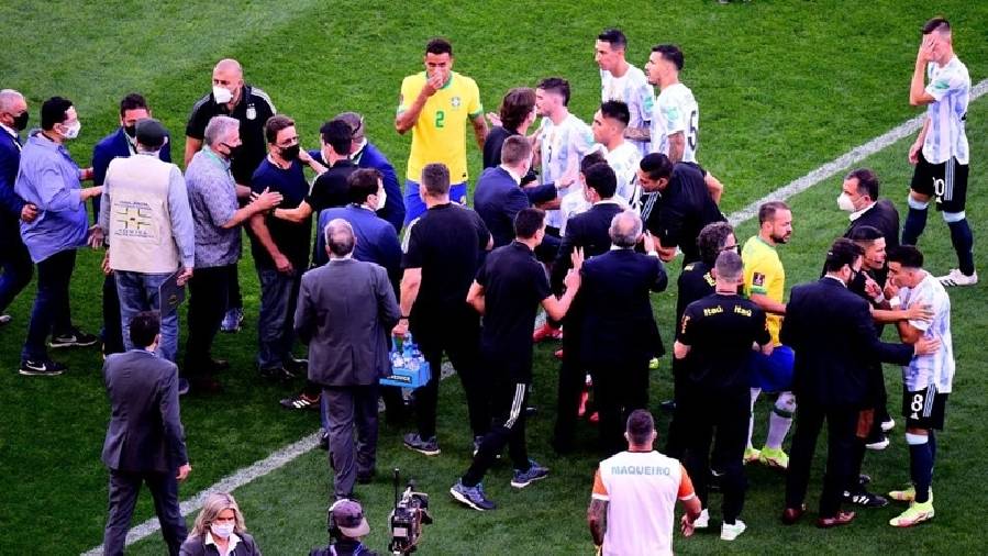 Quan chức Brazil vào sân đòi 'bế' 4 sao Argentina đi cách ly, 'siêu kinh điển' Nam Mỹ bị hủy sau 8 phút