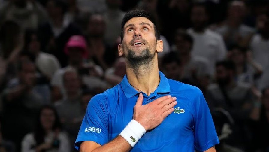 Djokovic thắng nhọc Tsitsipas, gặp Rune ở chung kết Paris Masters