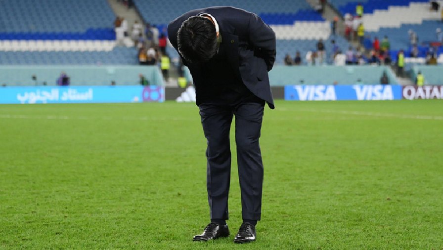 HLV Moriyasu cúi đầu cảm ơn NHM sau khi Nhật Bản dừng bước tại World Cup