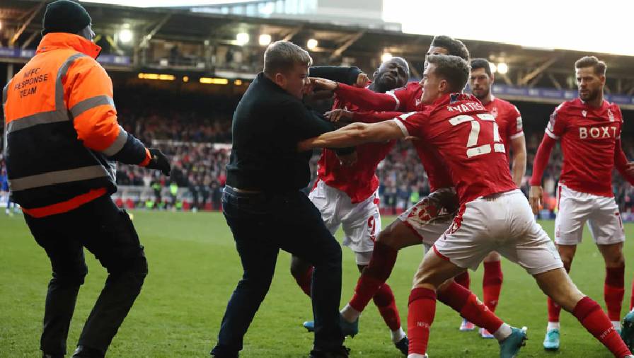 Leicester cấm vĩnh viễn cổ động viên gây rối trong trận thua Nottingham Forest