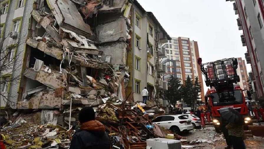 Cả đội bóng chuyền nữ nằm dưới đống đổ nát sau động đất ở Thổ Nhĩ Kỳ