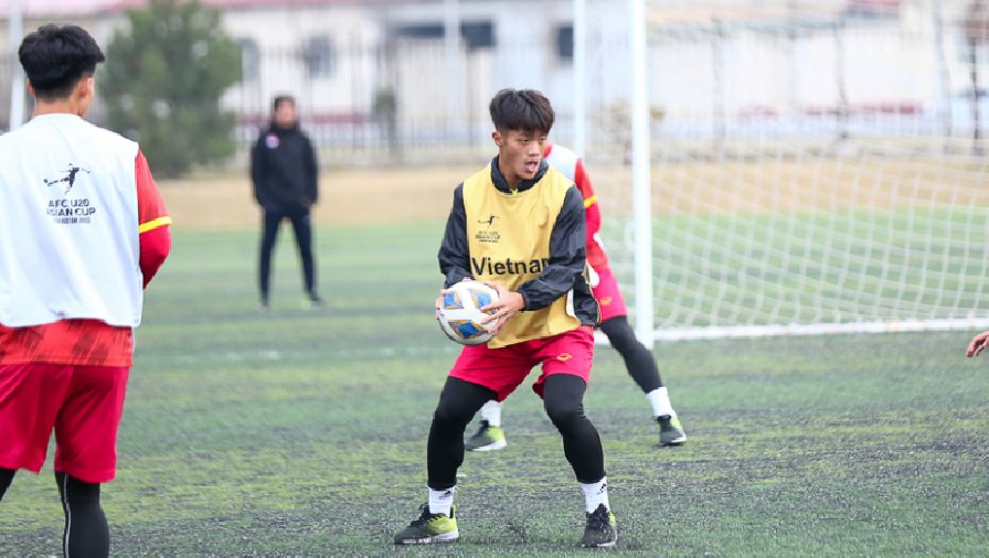 Sân tập xấu, U20 Việt Nam phải đi giày vải tránh chấn thương trước trận gặp Iran