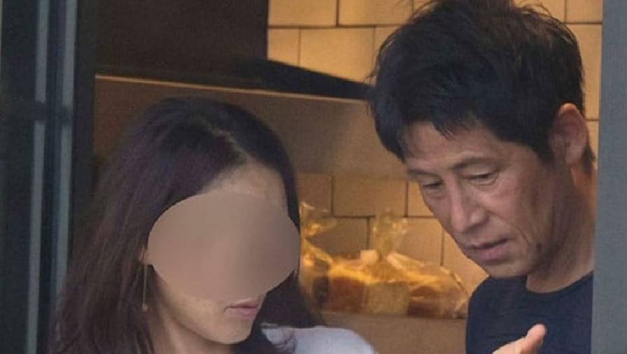 Báo Nhật Bản: HLV Akira Nishino về nước để hẹn hò với nhân tình bí mật