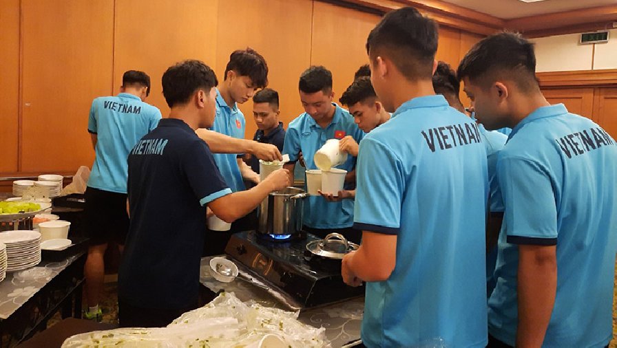 Cầu thủ U19 Việt Nam hào hứng khi được ăn phở, hủ tiếu tại Indonesia