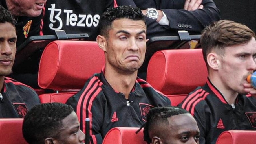 Ronaldo ngồi bĩu môi trên ghế dự bị khi thấy MU thủng lưới