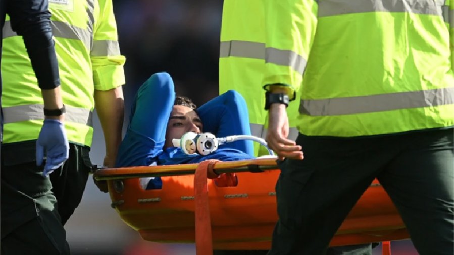 Sao Everton dính chấn thương kinh hoàng, thở oxy rời sân