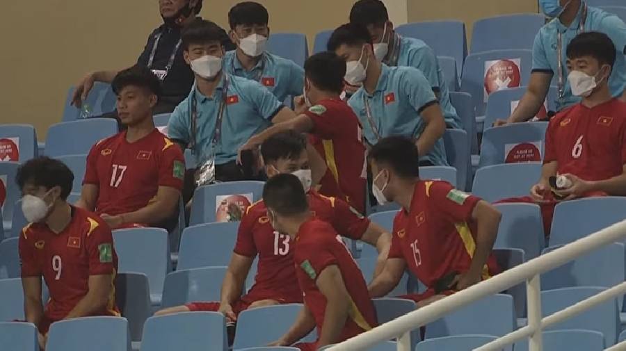 Hài hước: Cầu thủ dự bị trận Việt Nam vs Australia phải ngồi trên khán đài