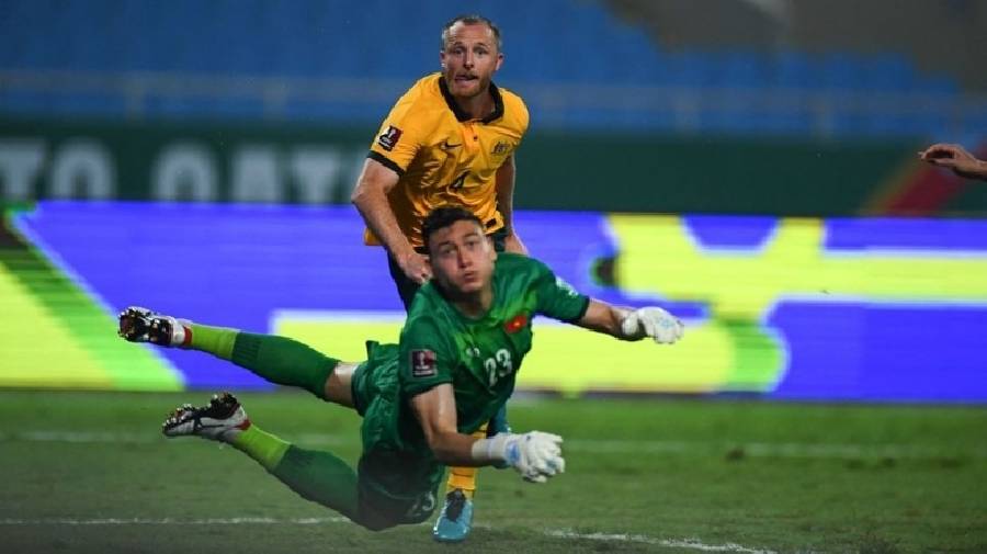 Tuyển Việt Nam thủng lưới bởi hậu vệ để bóng chạm tay trong vòng cấm Australia