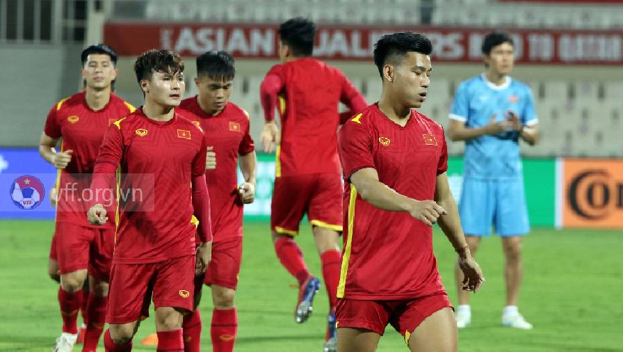 ĐT Việt Nam làm quen sân Sharjah, mặc áo đấu màu trắng ở trận gặp Trung Quốc