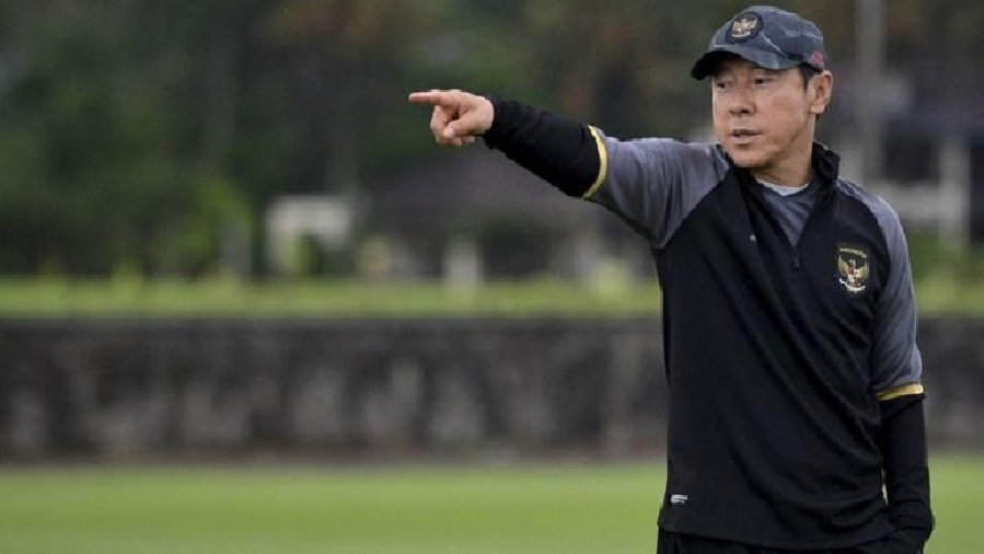 HLV Shin Tae Yong đăng hình ảnh Văn Hậu phạm lỗi, chỉ trích trọng tài tại AFF Cup 2022