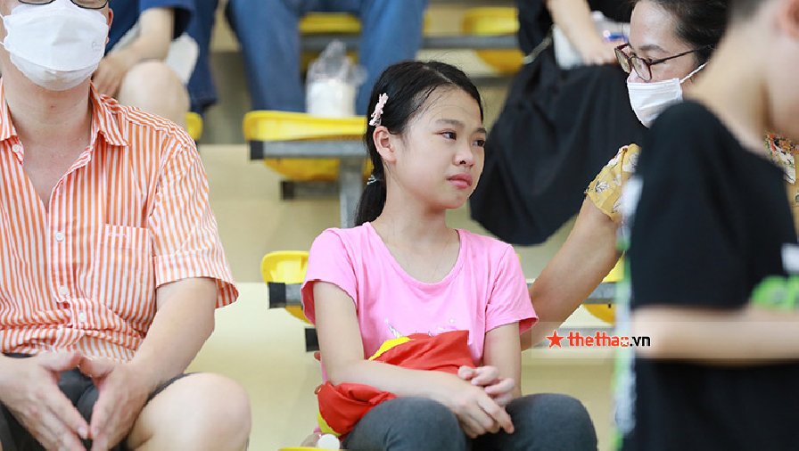 Fan nhí khóc nức nở khi VĐV nhảy cầu Việt Nam thua Malaysia