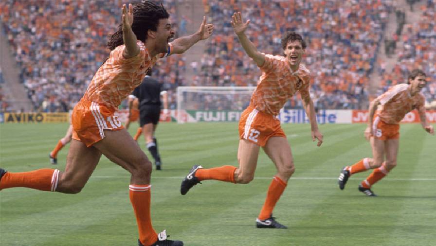 Kể chuyện EURO 1988: Cú volley nghịch logic kéo sập một huyền thoại